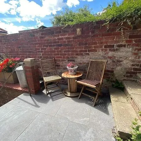 Church Hall & Secret Garden Hideaway At Summer Hills Whitby Esterno foto